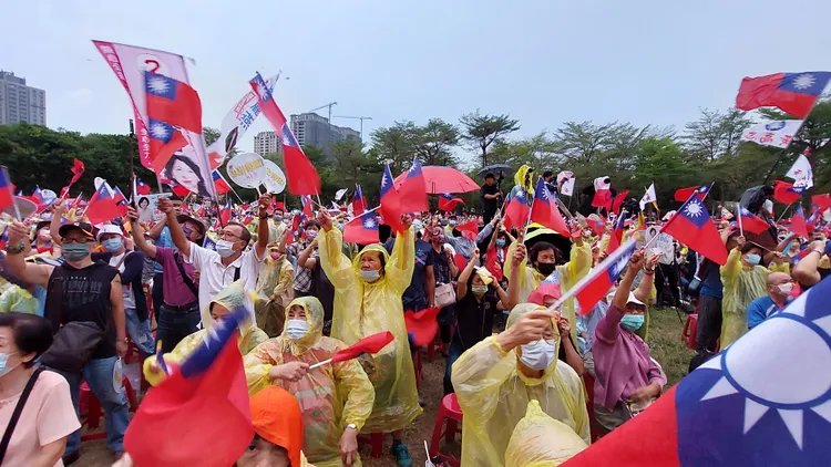 支持者熱情搖旗。凃建豐攝