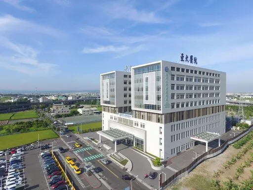 從工廠屋頂墜落的蔡姓男子送往亞大醫院急救。亞大醫院提供