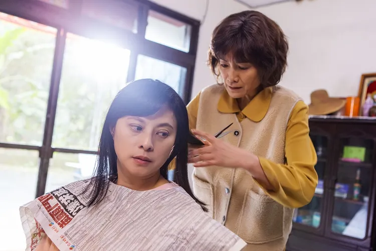 胡利（左）以《你好，我是誰》入圍女配角獎。大愛提供