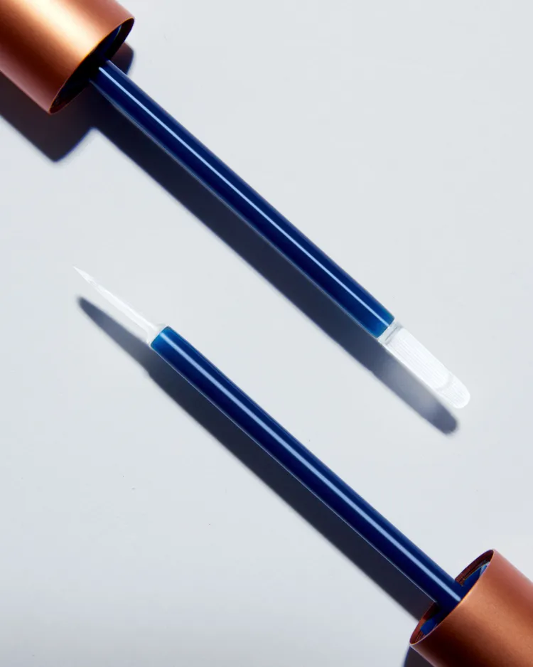 全能賦活眉睫再生修護精華刷頭分為寬邊與薄邊。品牌提供