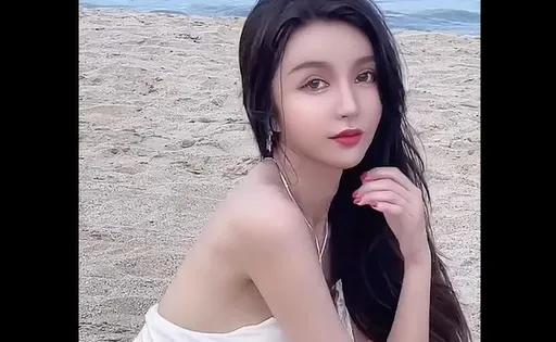 長髮大眼妹沙灘譜回憶　夏天剛過已開始懷念海邊