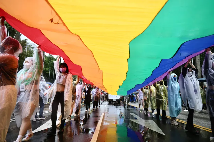 大型彩虹旗繽紛上街。林林攝