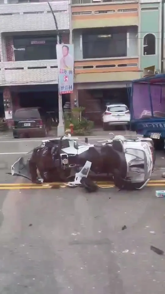 路過民眾拍下重機毀損倒地影像。民眾提供