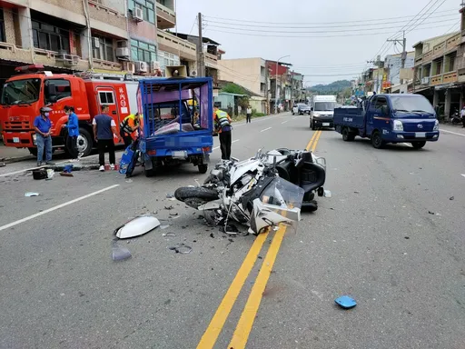 競選宣傳車違規迴轉遭百萬重機撞翻 本田「陸地航母」慘變廢鐵