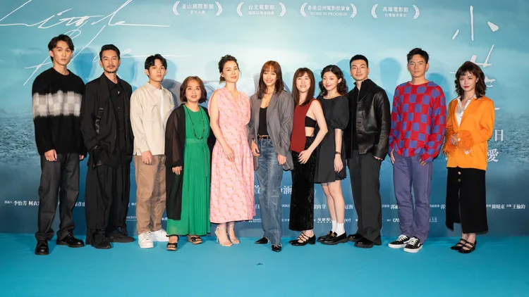 《小藍》首映會星光熠熠，演員葉廷麒（左起）、周詠軒、李彥承、導演李怡芳、許乃涵、王渝萱、百白、林宴慈、張洛偍、宥勝、眼肉芽皆出席。奇葩娛樂提供