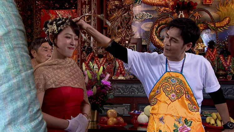 Gino（右）認為演乩童，最難的是做功課跟相信自己。三立提供