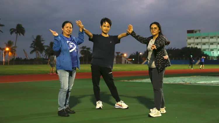 41歲的陳姓癌友（右2）以行動力鼓勵其他病友說：「只要有信心，沒有過不去的坎」。門諾醫院提供