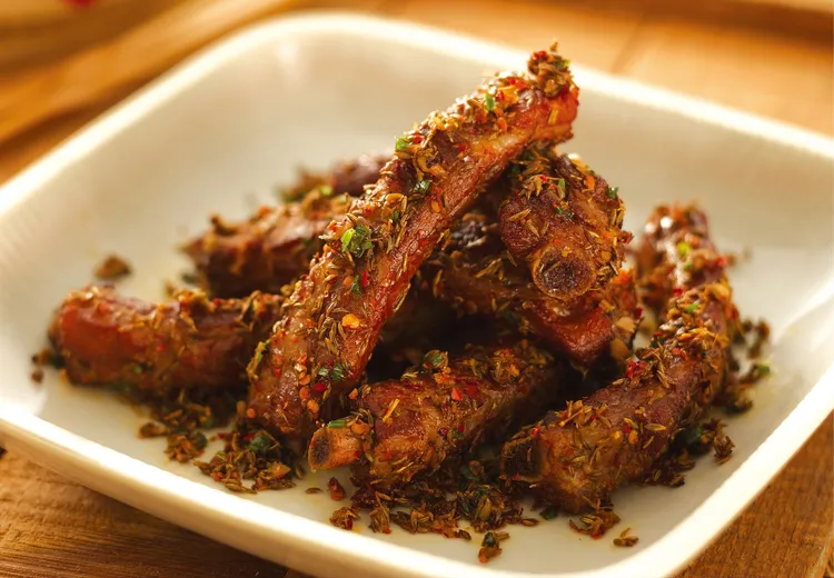 由40種香料帶出獨特酥香與鹹辣滋味的「神仙孜然肋排骨」也是必吃推薦。業者提供