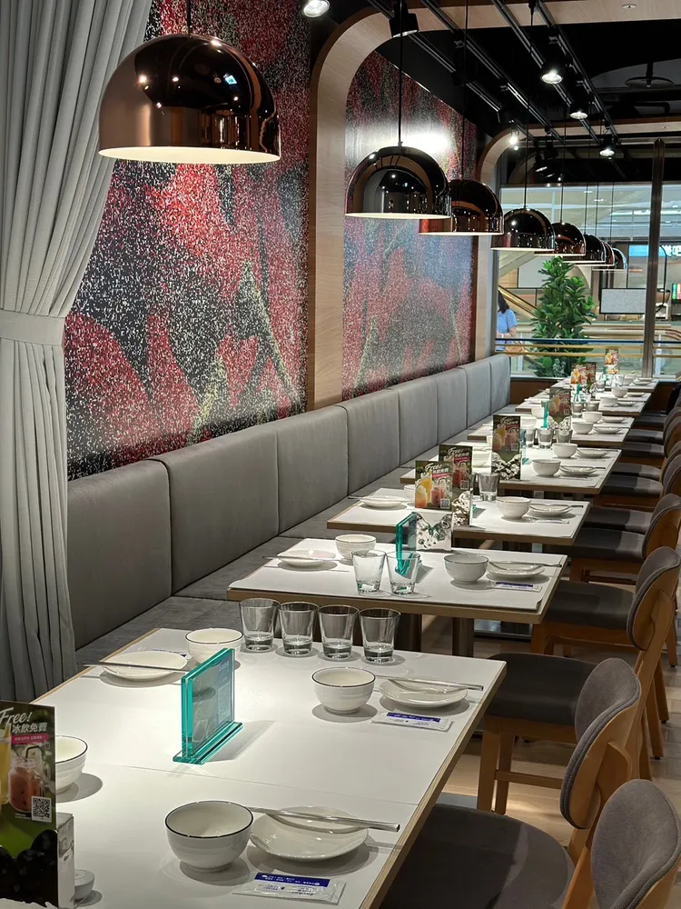 1010湘食堂以現代感店裝翻轉傳統湘菜餐館形象，吸引年輕族群消費市場。業者提供