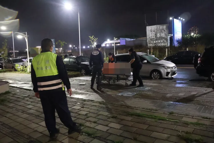 林女遺體運往殯儀館。張喆喜攝