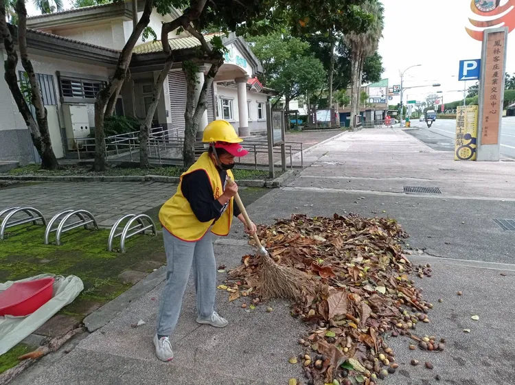 花蓮地檢署社會勞動人到鳳林掃公園可折服刑期。花蓮地檢署提供