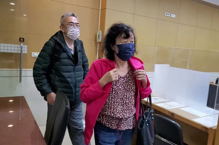 邱羅火妻子范兆英(右)和兒子邱福倉。呂志明攝