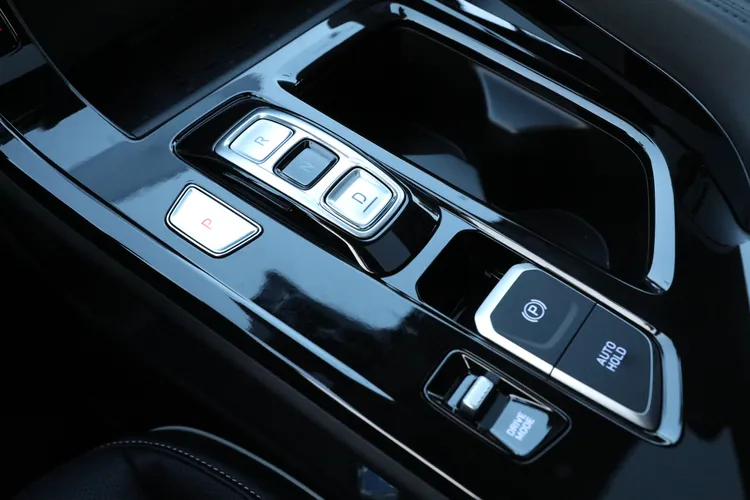 8速自排變速箱採用按鍵式操作，並附有行車模式切換，惟少了可讓駕駛人自主升降檔的機制。林浩昇攝