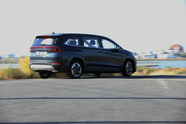 Custin的避震器是以較長行程搭配適中阻尼設定，行路頗具Q度卻不過度搖晃，面對彎道時也能帶來適當的支撐性，整體來說是令人喜愛的均衡設定。林浩昇攝