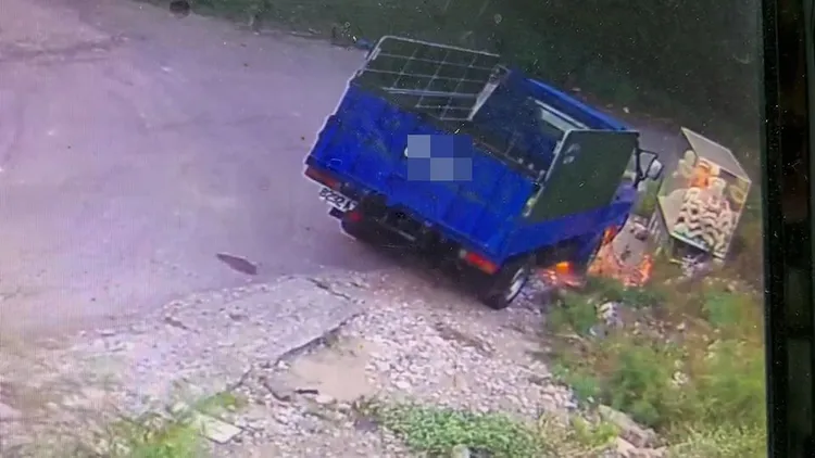 今天凌晨賴嫌又朝禮儀社貨車縱火，幸好未完全燃燒。民眾提供