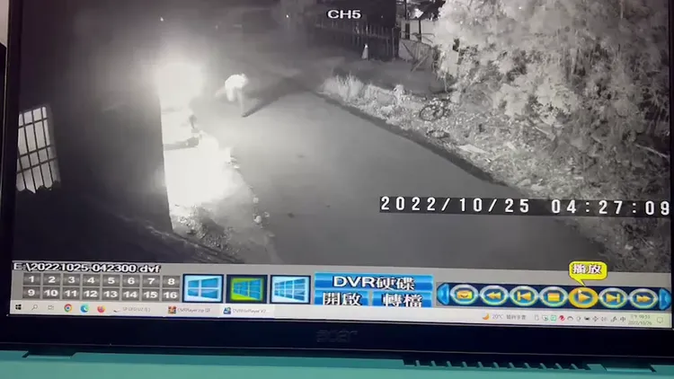 10月25日凌晨4點多，賴嫌連續丟擲5支汽油彈縱火，瞬間火光竄出。翻攝臉書爆料公社