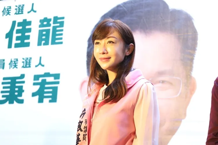 單身的民進黨議員許淑華說，夫妻也有藍綠，感情和政治其實不用扯上關係。翻攝許淑華臉書