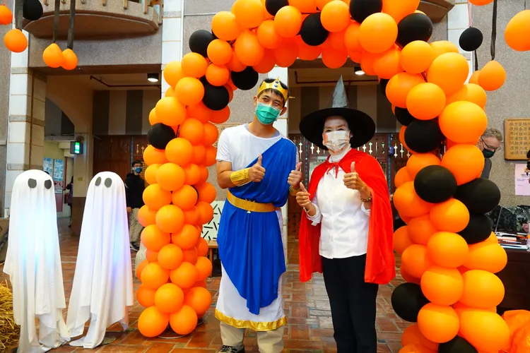 裝扮成魔法小紅帽的林姿妙與民眾合影。林泊志攝