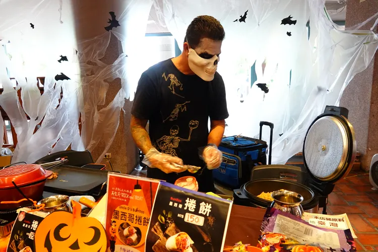 縣民大廳打造「萬聖市集」，墨西哥捲餅業者也因應活動，裝扮成鬼怪。林泊志攝