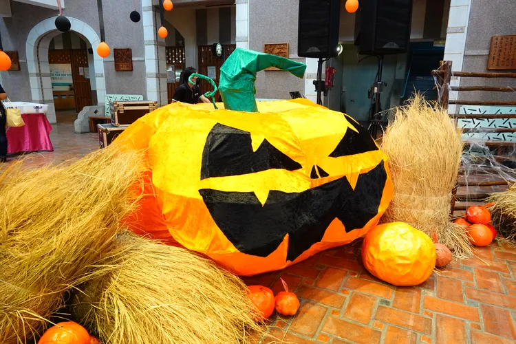 宜蘭縣政府縣民大廳舉辦萬聖節活動，現場有萬聖節必有的大南瓜裝飾。林泊志攝
