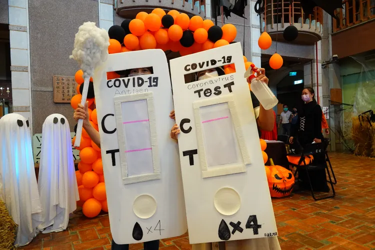 肆虐2、3年的疫情，有民眾裝扮成「快篩試劑」模樣，在萬聖節活動中亮相。林泊志攝