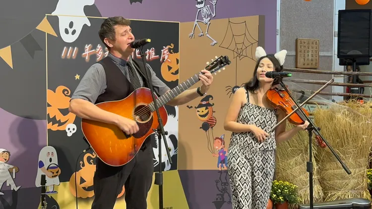 由音樂治療師夫妻Gabriel Lit & Wen Chang 所組成的Paper Moon樂團，帶來美式民謠、西部摇擺樂。林泊志攝