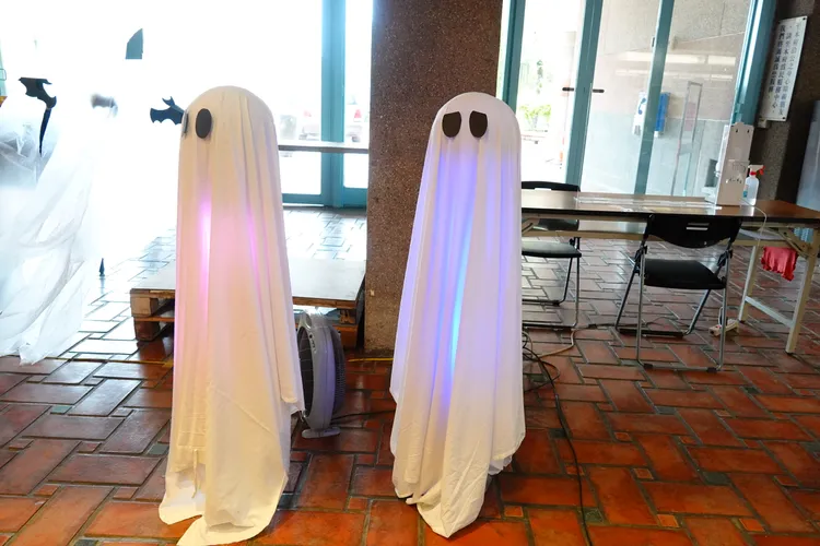 縣民大廳有各式的萬聖節鬼怪裝飾。林泊志攝