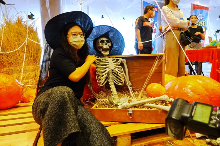 參與活動的民眾與萬聖節裝飾合照，感受氣氛。林泊志攝