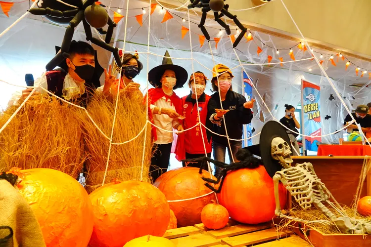 宜蘭縣長林姿妙裝扮成「魔法小紅帽」驅魔，在活動現場與民眾同歡。林泊志攝