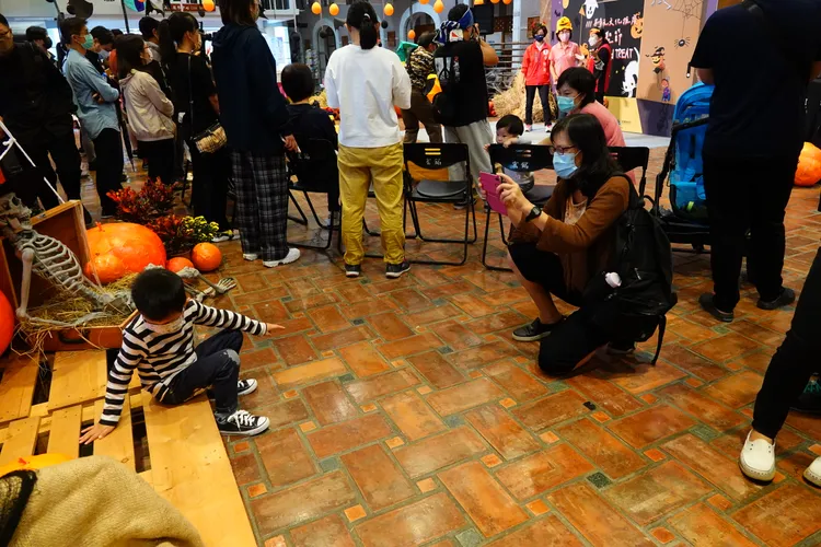 宜蘭縣政府縣民大廳舉辦萬聖趴，許多家長與小朋友與萬聖節裝飾合拍。林泊志攝