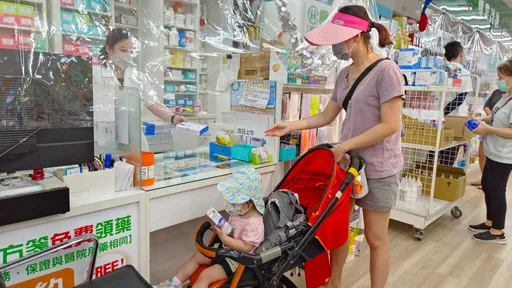 百元實名快篩繼續賣!每人最多買30劑 11/1老人和小孩免費領5劑