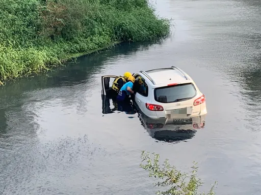 高雄妙齡女打錯檔又踩油門 連人帶車直衝進大排水溝