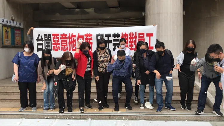 自救會成員砸碎手中的飯碗，控訴公司惡意拖欠薪資。高鈞麟攝