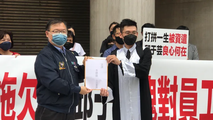 台開自救會向立委李維德遞交陳情書。高鈞麟攝