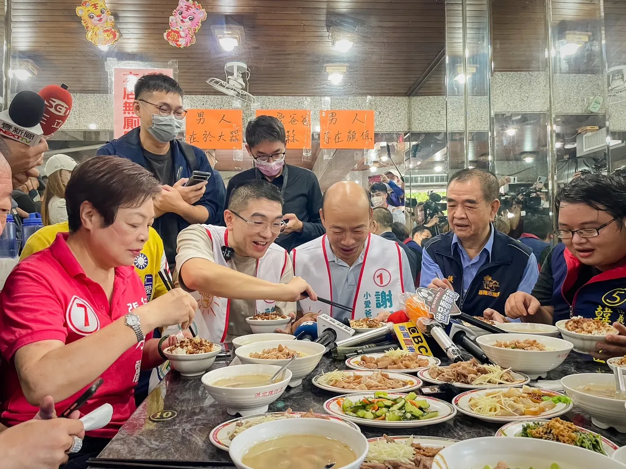 韓國瑜大啖基隆美食。謝國樑提供