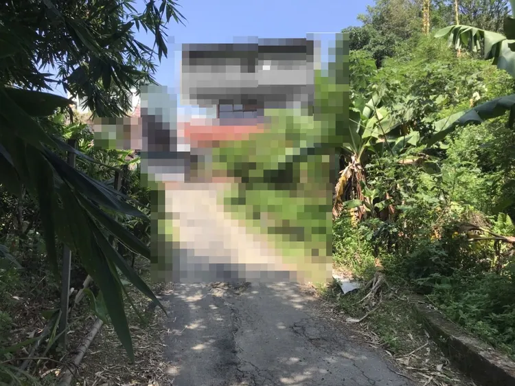 凶宅位於靜謐的鄉間小路裡，施宅周遭皆住著施家親友。高鈞麟攝