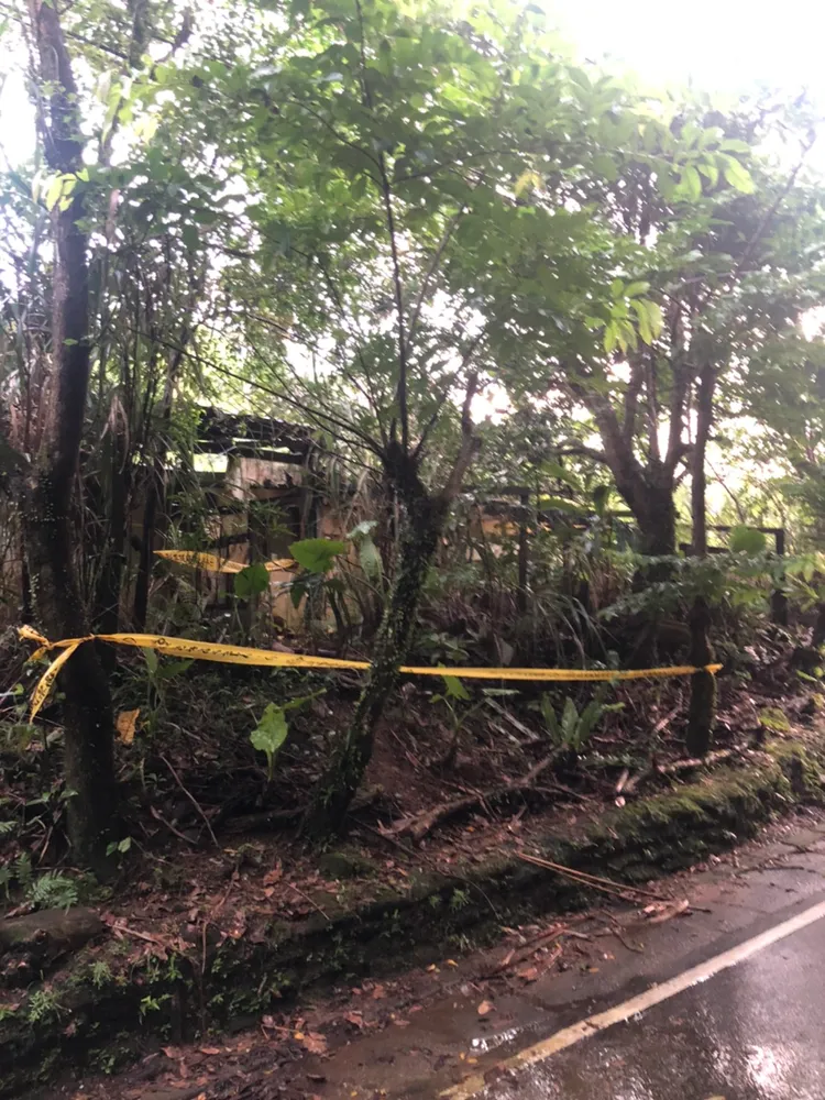 警方在棄屍現場拉起封鎖線。翻攝畫面