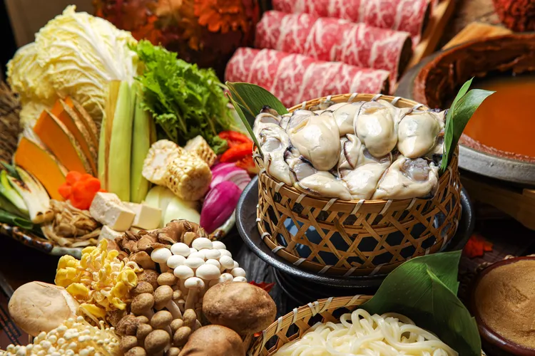 三燔本家即日起至11/30推出季節限定料理「廣島牡蠣土手鍋」。業者提供