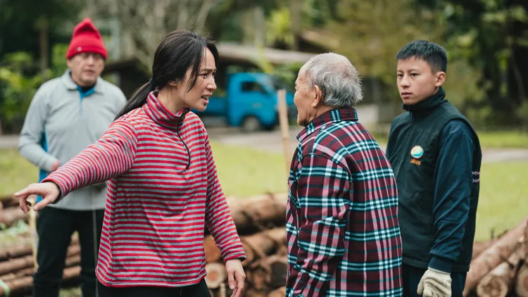 小薰（左）在電影《哈勇家》扮泰雅族婦女。華映提供