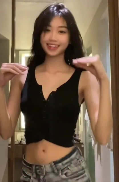 美女的甜美燦笑吸4萬網友按讚。