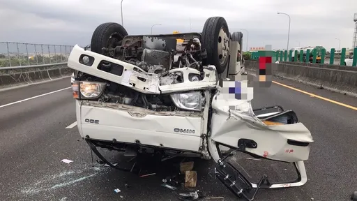 賠慘了!中山高雲林四腳朝天小貨車 疑裝滿車晶片送竹科