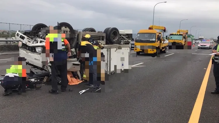 救護人員設法將受困車內的黃姓駕駛拉出送醫。民眾提供