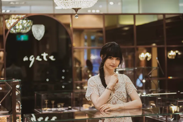 黑嘉嘉身著蕾絲洋裝，置身agete店內如穿越時空般的華麗復古情懷中。品牌提供