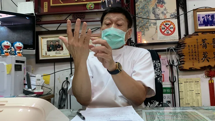 法醫高大成說屍體上戴有特殊戒指容易被指認。曾雪蒨攝