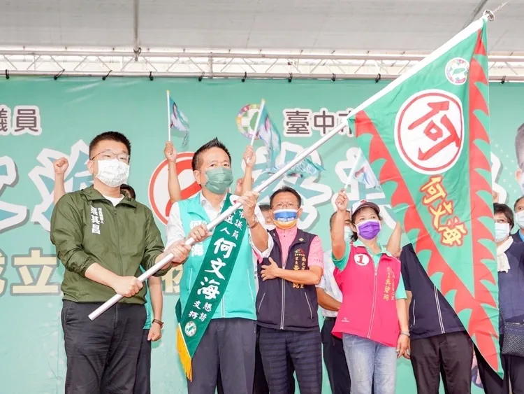 蔡其昌到爭取連任的南屯區市議員何文海聯合競總部成立大會時，親授戰旗。曾雪蒨攝