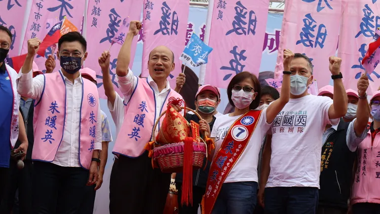 韓國瑜為台中市議員朱暖英站台。鮮明攝