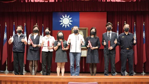 新北警今年阻詐金額破4億 市長侯友宜表揚阻詐小天使