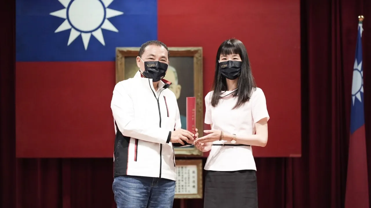新北市長侯友宜頒贈感謝狀給阻詐有功的金融機構員工。新北市警局提供