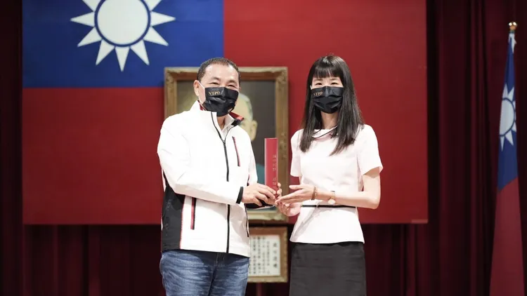 新北市長侯友宜頒贈感謝狀給阻詐有功的金融機構員工。新北市警局提供