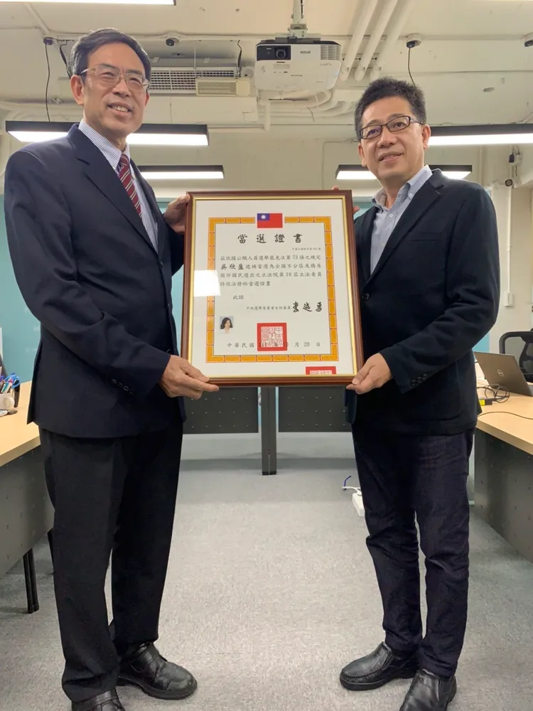 莊國祥（左）到民眾黨部送交吳欣盈當選證書，謝立功代表領受。民眾黨提供
